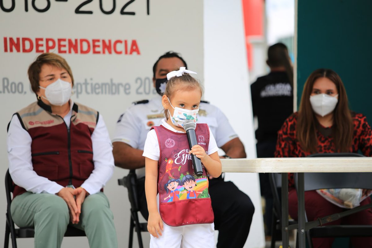 LauraBeristain's tweet photo. Esta entrega de útiles escolares se suma a las acciones de limpieza profunda en los planteles, reforzamiento de la seguridad y más infraestructura para el desarrollo integral y seguro de nuestras niñas y niños. #ConOrdenYEsperanza #Solidaridad #PlayaDelCarmen #PuertoAventuras. https://t.co/uywJ2MUyjM