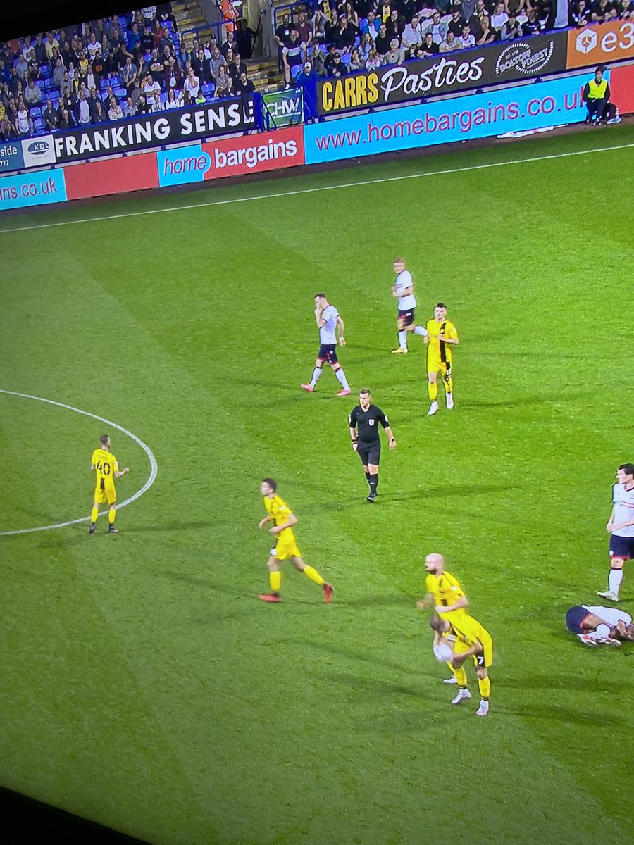 JoeGala99's tweet photo. Referee clearly calling back player 40, Player Charlie Larkin and goes to his pocket to brandish the card, Shaugnessy wasnt booked, can clearly see him running off. 
@SkyBet @bet365 @bettingvillage @SkySports @BBCSport @FlashScoreUK https://t.co/7TB7Z0r3SI