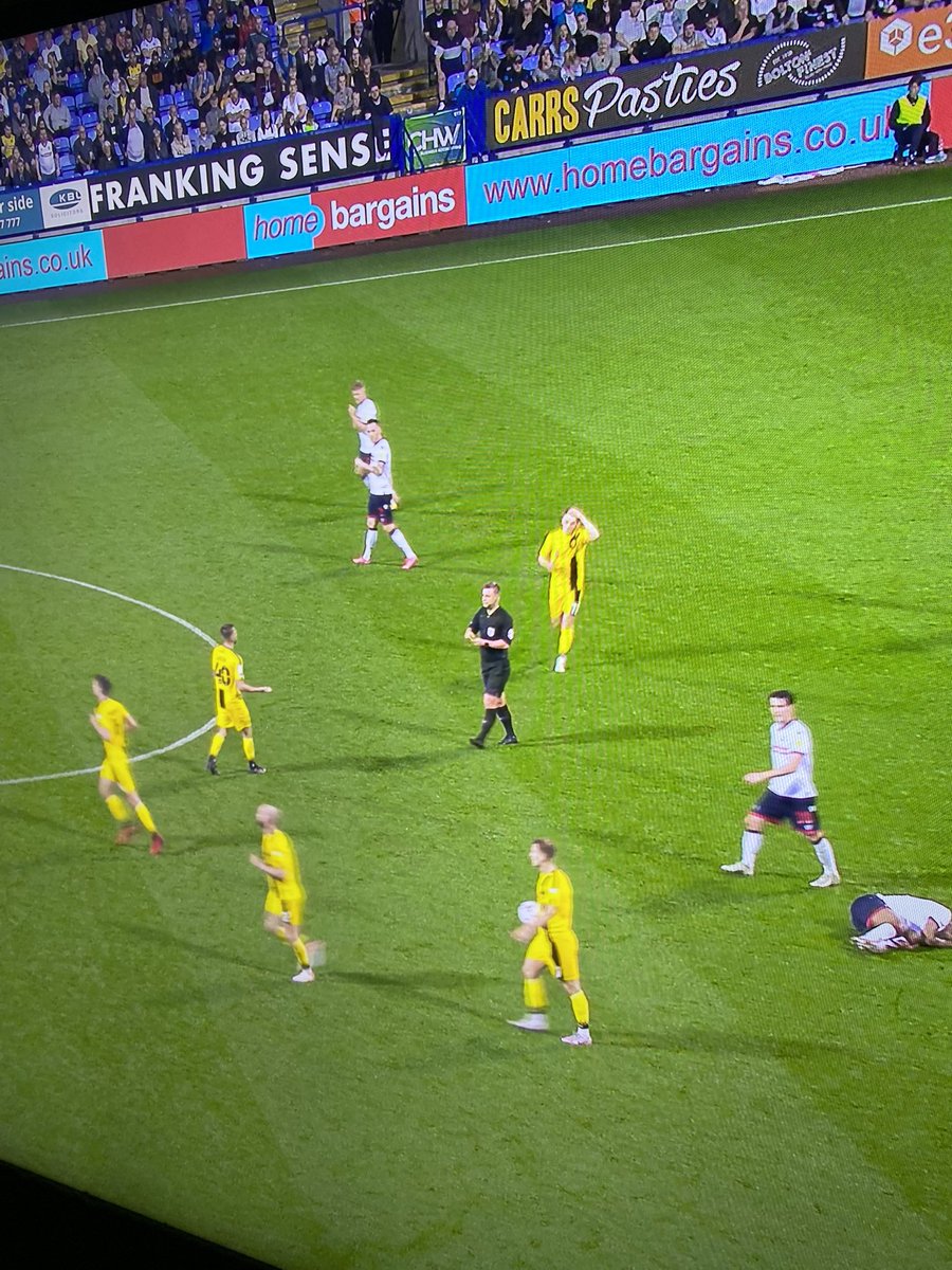JoeGala99's tweet photo. Referee clearly calling back player 40, Player Charlie Larkin and goes to his pocket to brandish the card, Shaugnessy wasnt booked, can clearly see him running off. 
@SkyBet @bet365 @bettingvillage @SkySports @BBCSport @FlashScoreUK https://t.co/7TB7Z0r3SI