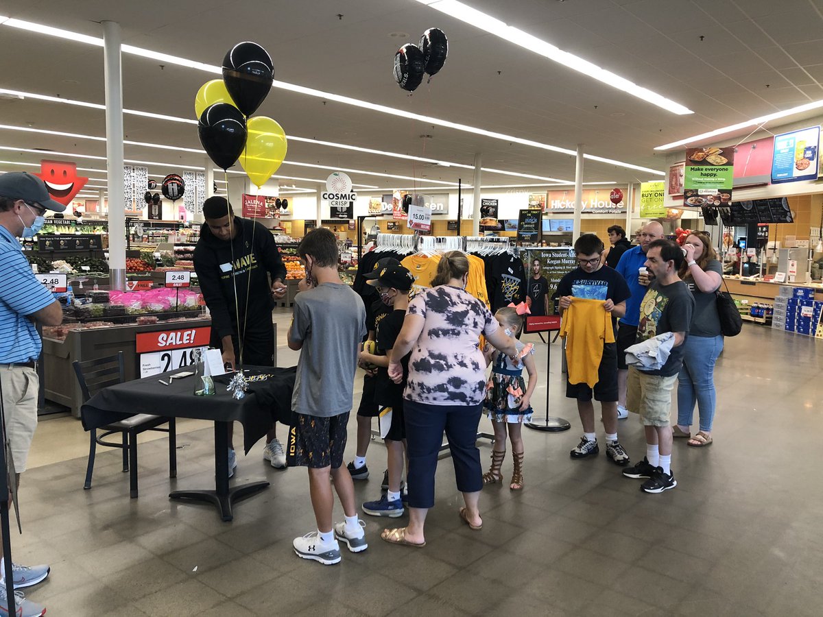 Thank you to the Dubuque Hy-Vees for having Keegan and Camdyn and the fans who came out to support them!
@keegan3murray <a href="/DodgeHyVee/">Dodge Street Hy-Vee</a> <a href="/LocustHyVee/">Locust St Hy-Vee</a> <a href="/AsburyHyVee/">Hy-Vee Asbury Plaza</a> <a href="/zoarc_athletics/">ZOARC®</a>
