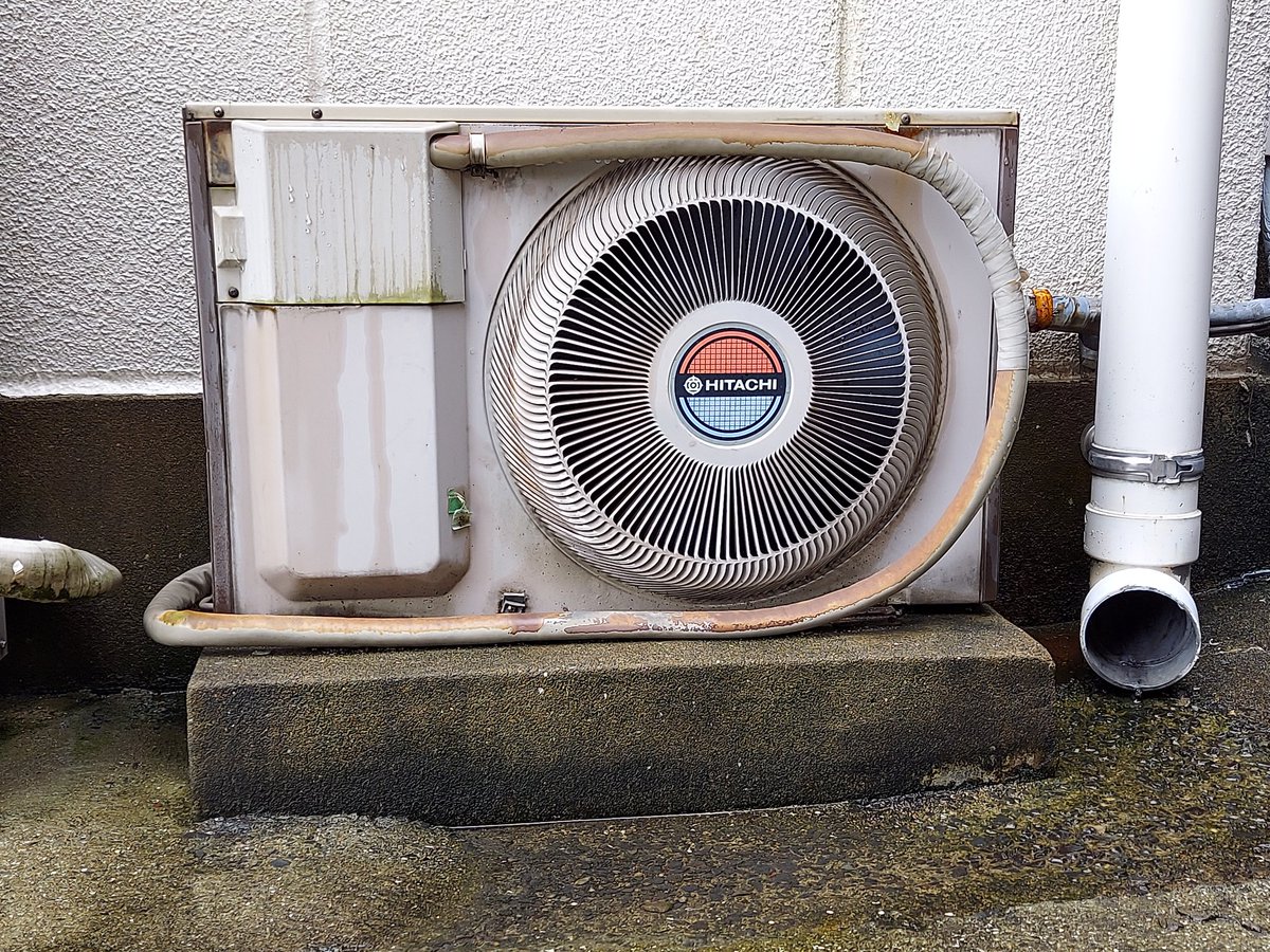 RT @txdqmKT8BXypRuW: 横一列に並ぶ室外機群。日立右目他二台、三菱