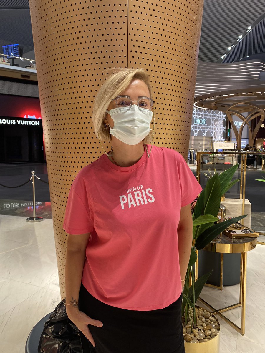 Ben kızımın yanına yurt yerleştirmeye yardıma gidiyorum🤩
2 sene sonra ilk defa yurt dışına gidiyorum 
Korkuyorum kozamdan çıktım ama çok da heyecanlıyım , özgür hissediyorum. Aşıyı niye oldum zaten hayatıma devam edebilmek için 🙏🏼
Tiiiiiişörtüme dikkat!  
Hayaller gerçek olsun