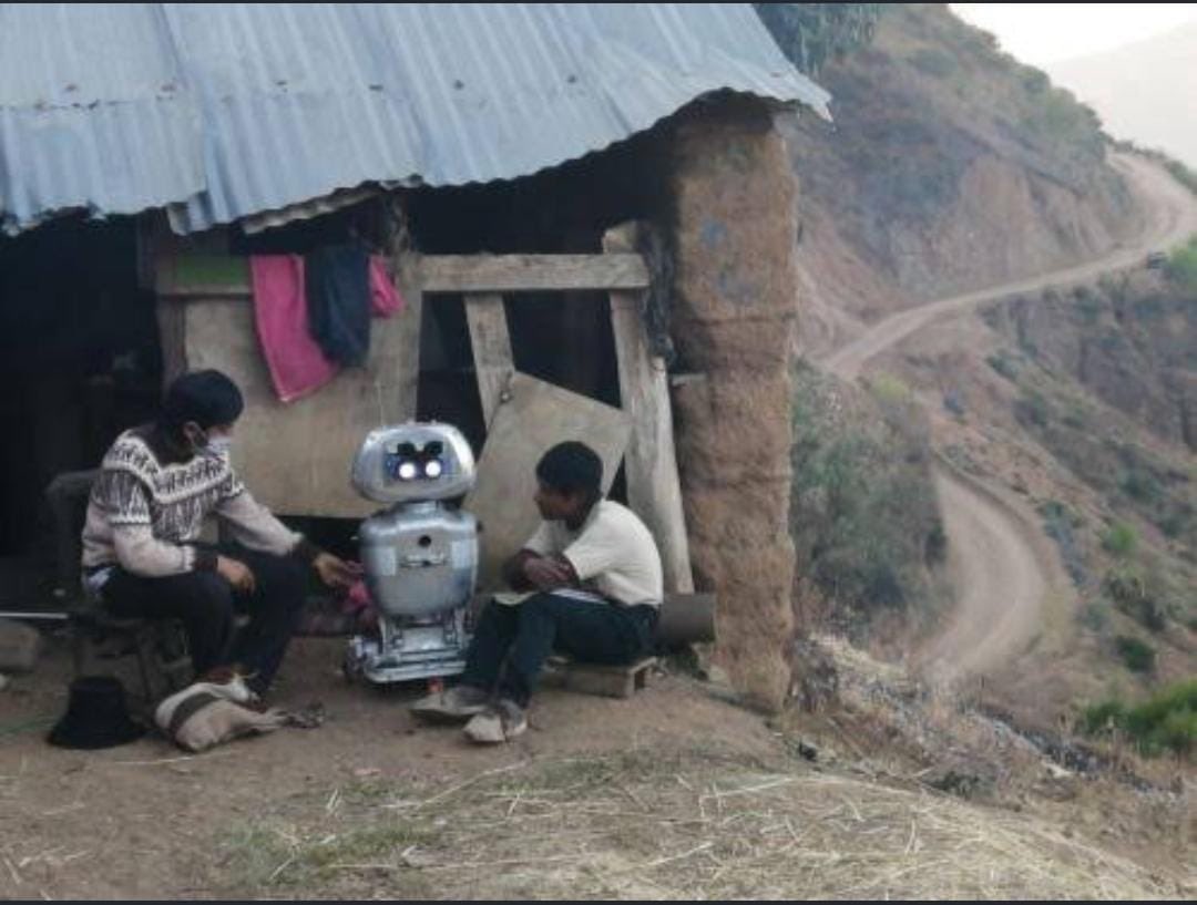 Clementineees2's tweet photo. Se imaginan un mundo donde ningun niño deje de estudiar? Gracias a Walter Velasquez creador de #RobotKipi y la ayuda de @g_kallpa cada vez es más posible https://t.co/zChkPy48kU