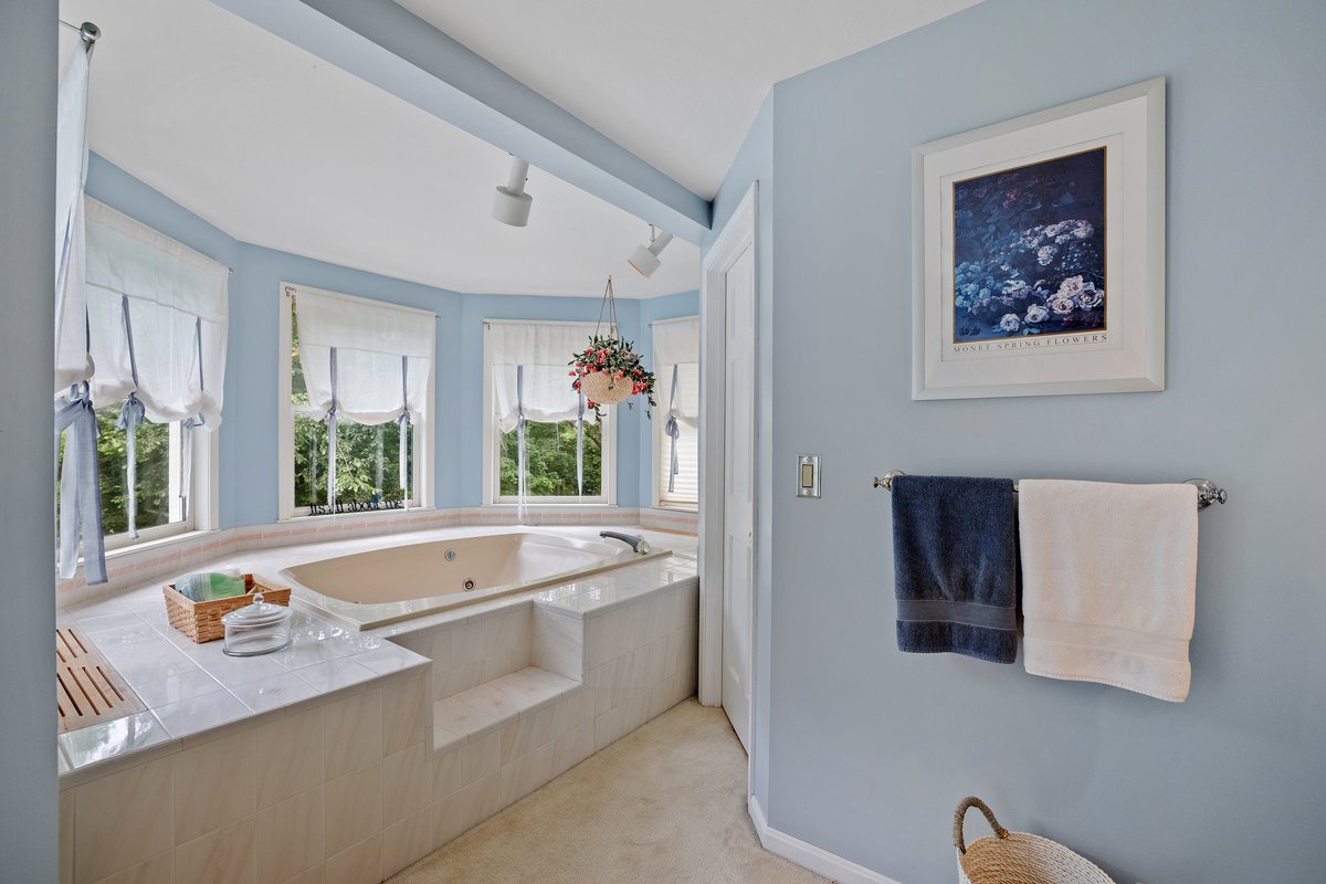 WolfReel's tweet photo. Home Crush Monday!

#allanwolf #wolfreel #interiordesign #architecture #homedecor #commercialphotography #NHrealestate #NHrealty #newhampshire #VisitNH #LakesRegion #branding #brandingphotography #cozy https://t.co/Bhj91o8XQ8
