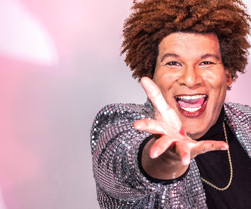 You can now listen to last Sunday's episode of #CentreStage w/ <a href="/lylamiklos/">Lyla Miklos</a> on <a href="/1015TheHawk/">1015TheHawk</a> featuring guest <a href="/ryanghinds/">Ryan G. Hinds</a> discussing his upcoming <a href="/stratfest/">Stratford Festival</a> production #KanderAndEbb on Soundcloud.

soundcloud.com/lylamiklos/cen…