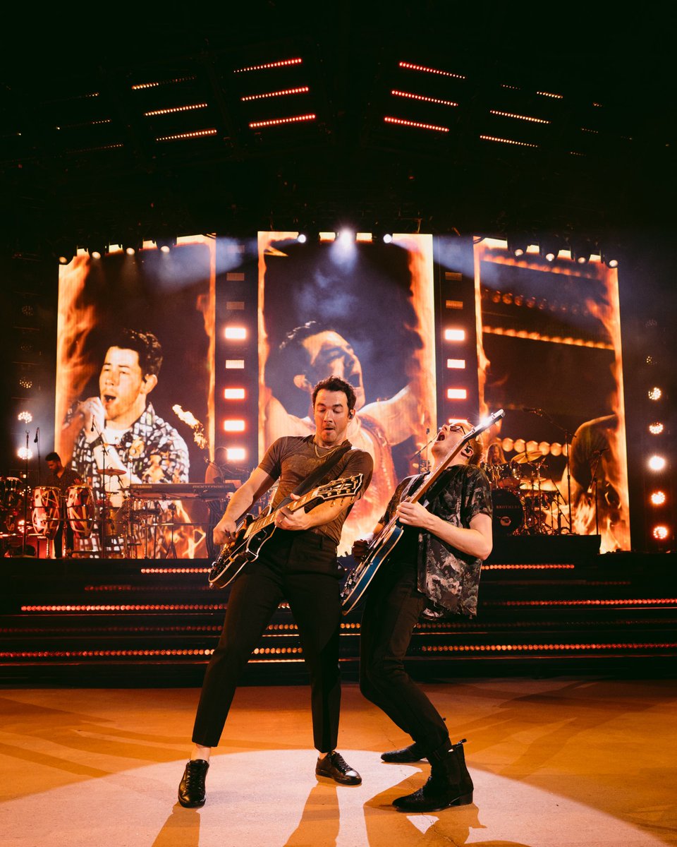 kevinjonas's tweet image. 🔥🔥🔥 #RememberThisTour
