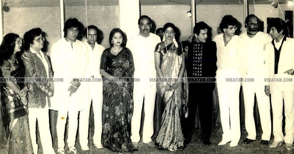 Rare Pics: Tohfa Silver Jubilee Party!  asridevi.blogspot.com/2019/12/rare-p… 
Oh the stars of the 80s!
#ShaktiKapoor #JayaPrada #BappiLahiri #Sridevi #JayaPrada #Jeetendra #Asrani #RajivKapoor...