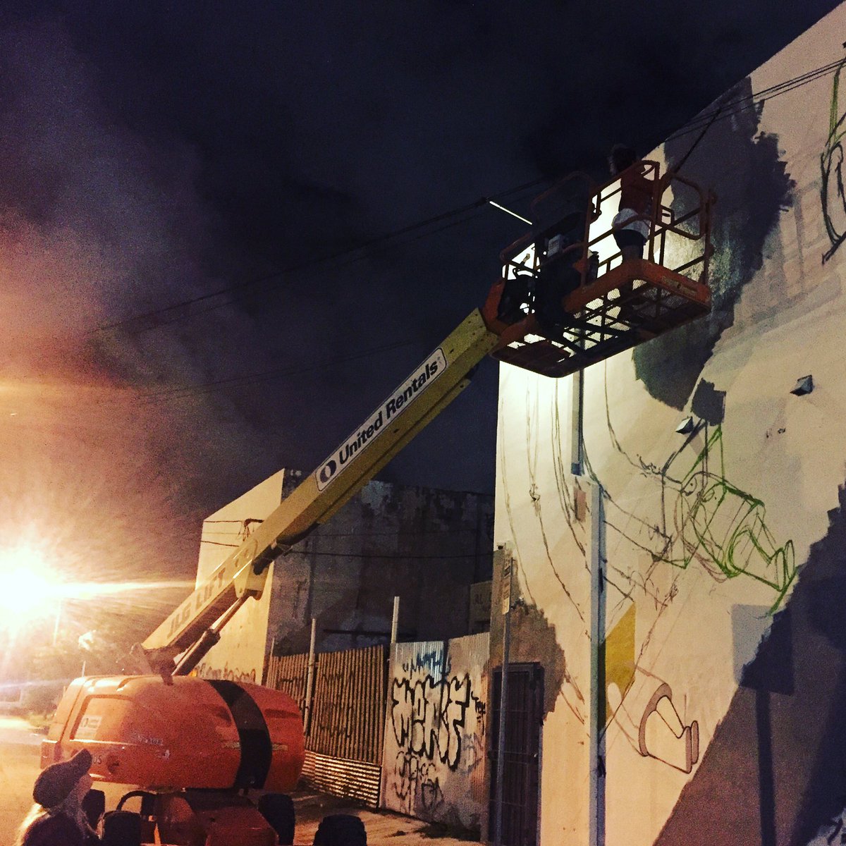 (1/3) Hi, I’m B! A lot of you might know me as Boxhead <a href="/BoxheadTweets/">BOXHEAD</a>, up on a cherry picker painting murals or creating NFTs...