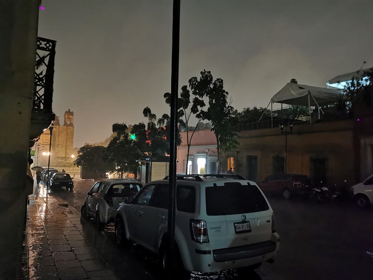 CentralQNoticia's tweet photo. Sin alumbrado público algunas de las calles del Centro Histórico debido a la fuerte lluvia de esta tarde.

CFE reporta varias afectaciones al suministro de energía eléctrica, solicita enviar el reporte al 071. https://t.co/K9fEylD1xP