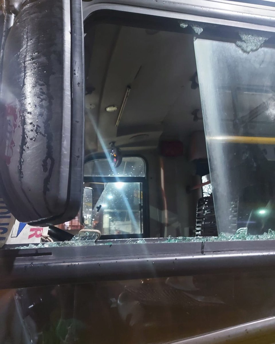 pereiraenvivo's tweet photo. #PereiraEnVivoNoticias Nuevos hechos de vandalismo a vehículos se registran está noche, en el sector de la #Iglesia en los #2500lotes en #Cuba desconocidos lanzaron piedras contra un  bus alimentador al servicio de #Megabus #NoticiaEnDesarrollo https://t.co/nocFSev74X