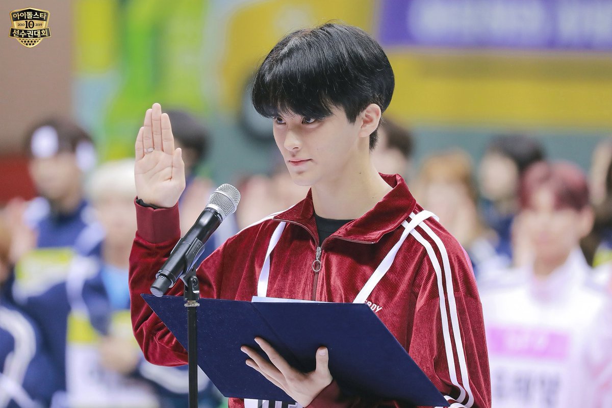 99H_isu's tweet photo. นักเรียนทั้งหมดกล่าวคำปฏิญาณตนตามข้าพระเจ้า https://t.co/8tvYNm3oZN