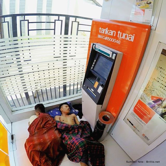 Gais, siapa nih yang pernah nemuin kejadian-kejadian lucu di ATM kaya gini? Coba sini sini cerita