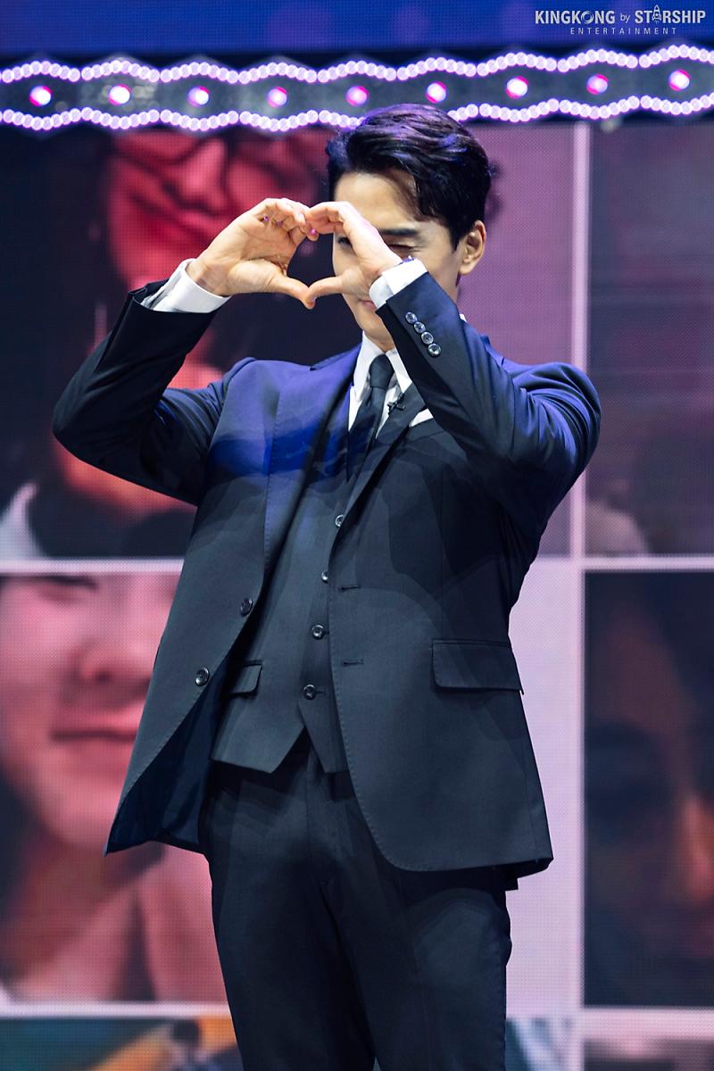 Nextdoor_Noona's tweet photo. He makes me happy nowadays. 진짜요. What a happy and handsome distraction, this OG oppa samchon #SongSeungHeon. Happy rainy Tuesday! ❤😍🤣
📷 #KingkongbyStarship
#dinnermate #menandmission #thegreatshow #widaehan #kimhaegyeong #tvndrama #송승헌 #김해경 #위대한 #mbcdrama https://t.co/z3PDRkAYTv