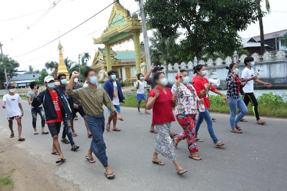 t2lwin's tweet photo. 7.9.2021 Locals of LaungLone Tsp staged a marching strike with roses to overthrow Genocidal Dictatorship.

#UselessASEAN
#Sep7Coup 
#WhatsHappeningInMyanmar https://t.co/wZlOf09MpW