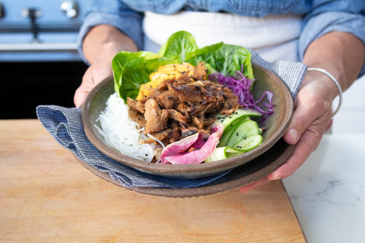 PlanetariansNet's tweet image. “The texture is delicious. It actually tastes better than I thought it would taste” - here is what holistic nutrition chef, Julie Smith, said working on Pulled pork lemongrass veggie bowl from PLANETARIANS’ meat. 
#plantbased #alternativemeat #healthy #zerowaste #sustainable