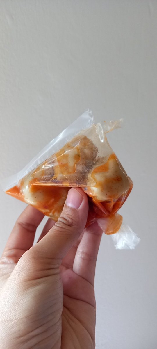 Kapan hari bikin pentol trus nyetok di kulkas. Diangetin lagi. Udah kayak di SD-SD ngga tuh? Plastiknya doang kurang tipis~