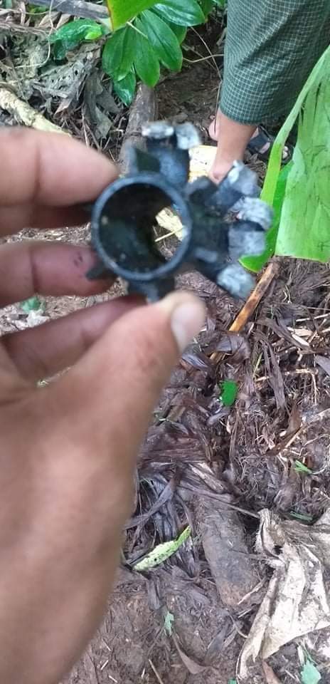 SaveMM99's tweet photo. Tw//blood
As Terrorists(SAC) had indiscriminately fired artillery shells at #Hapun,Kayin state on Sep5&amp;Sep6, houses were damaged,2 women including a grandma infected from COVID-19 had wounded as artillery shells fell into apartment of COVID-19 patients' department.(1/2)#Sep7Coup https://t.co/uigG2CGSAB