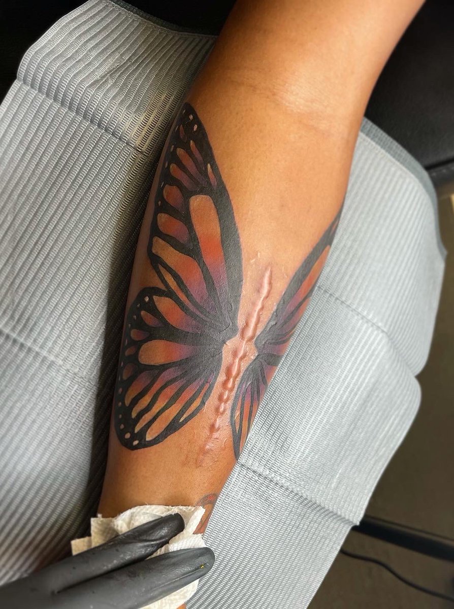 alluringmeelahh's tweet image. she was insecure about her scars even wore long sleeved shirts bc of it, I told her “lemme help you embrace it” &amp;amp; this was the outcome ✨🤝 now she’s in love