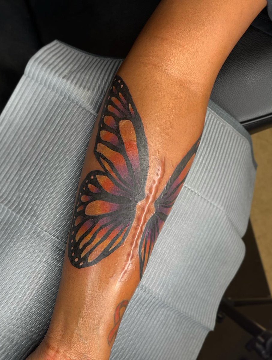 alluringmeelahh's tweet image. she was insecure about her scars even wore long sleeved shirts bc of it, I told her “lemme help you embrace it” &amp;amp; this was the outcome ✨🤝 now she’s in love