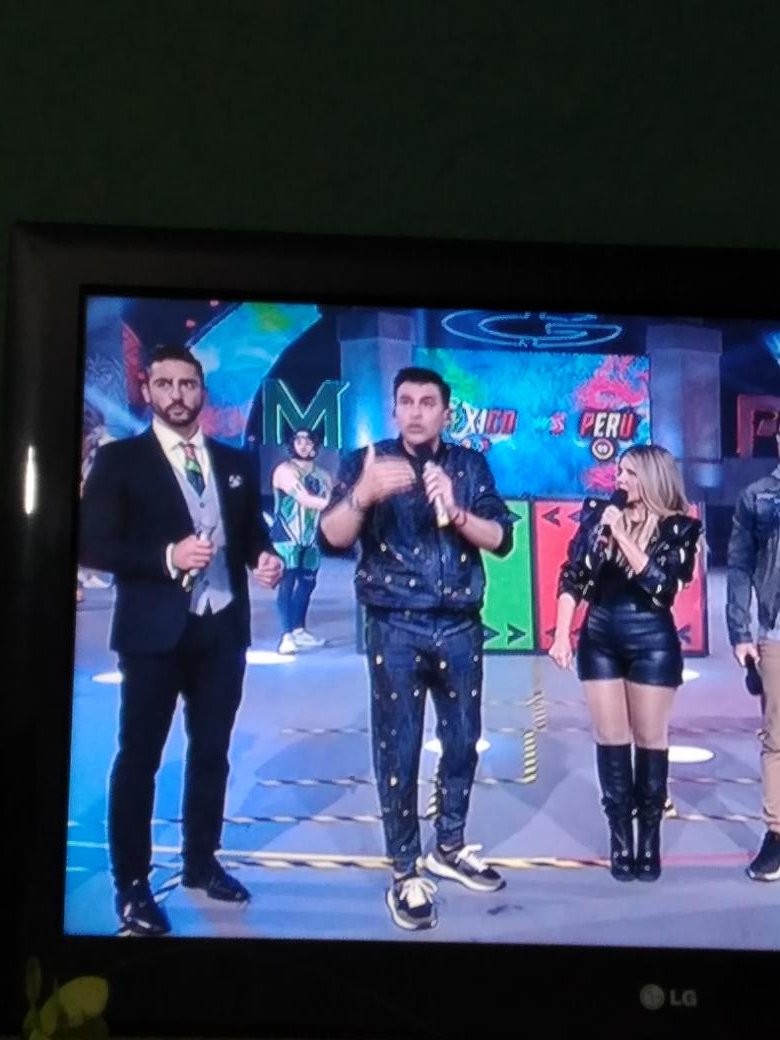 ylvk_'s tweet photo. #GuerraMéxicoVSPerú está buena la pelea pero todos estamos de acuerdo que no se puede tomar enserio a potro vestido así? JAJAJ https://t.co/Wx4cSWKoJ1
