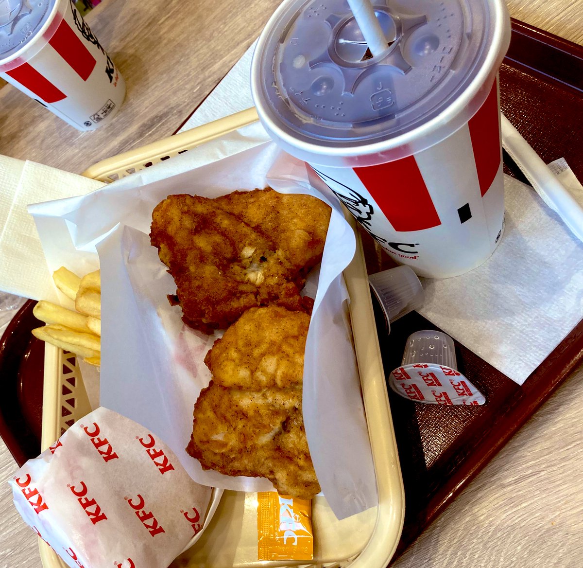 らむるん オープンと同時にケンタッキー クーポンで無料一本とケンタランチ 久しぶりにケンタッキー食べたけど美味いなあ ケンタッキーは白い犬 ランランが好きだったなぁ 因みに店内で食べるのは人生で2回目 らむるん オープンと同時にケンタッキー クーポンで無料一本とケンタランチ 久しぶりにケンタッキー食べたけど美味いなあ ケンタッキーは白い犬 ランランが好きだったなぁ 因みに店内で食べるのは人生で2回目