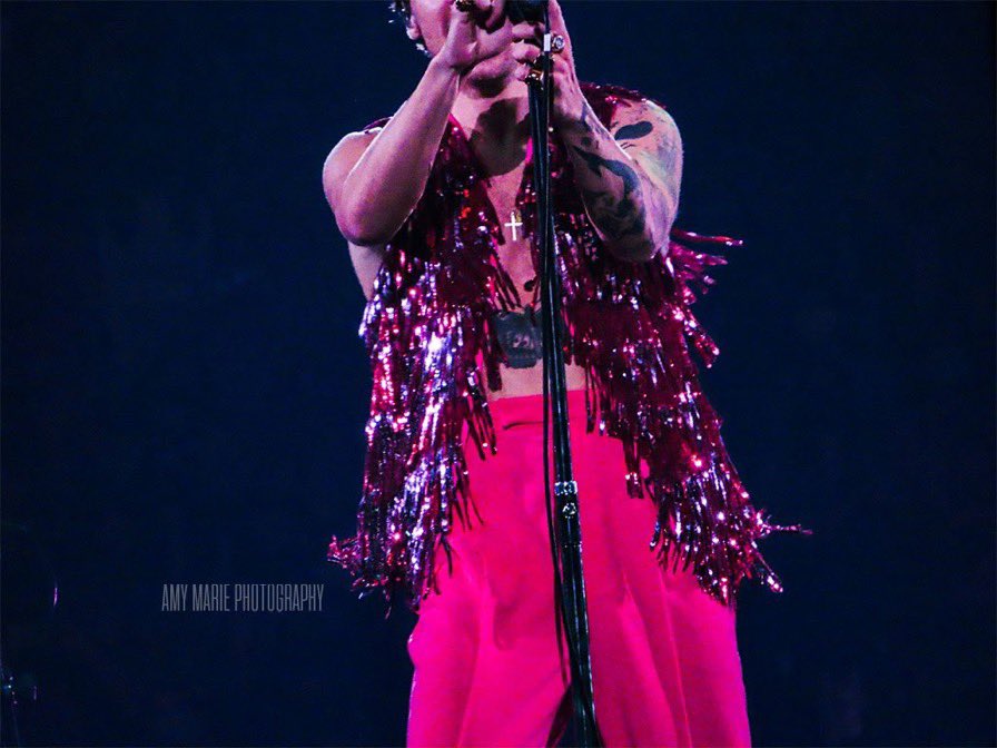 HLDTour's tweet photo. Harry Styles, on stage at MGM Grand Garden Arena.
9.4.21
#LoveOnTourLasVegas 

via @amymariephoto https://t.co/UxZ9hcXna8