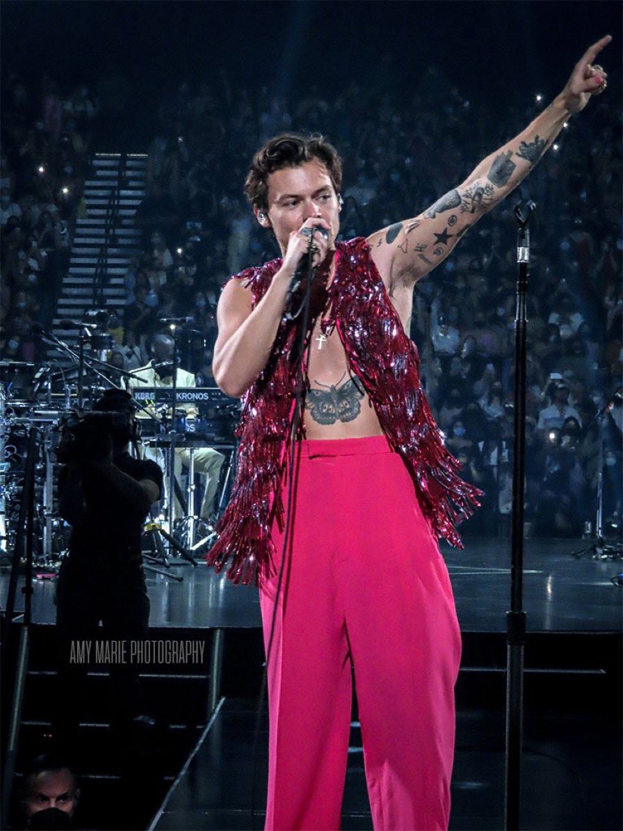 HLDTour's tweet photo. Harry Styles, on stage at MGM Grand Garden Arena.
9.4.21
#LoveOnTourLasVegas 

via @amymariephoto https://t.co/UxZ9hcXna8