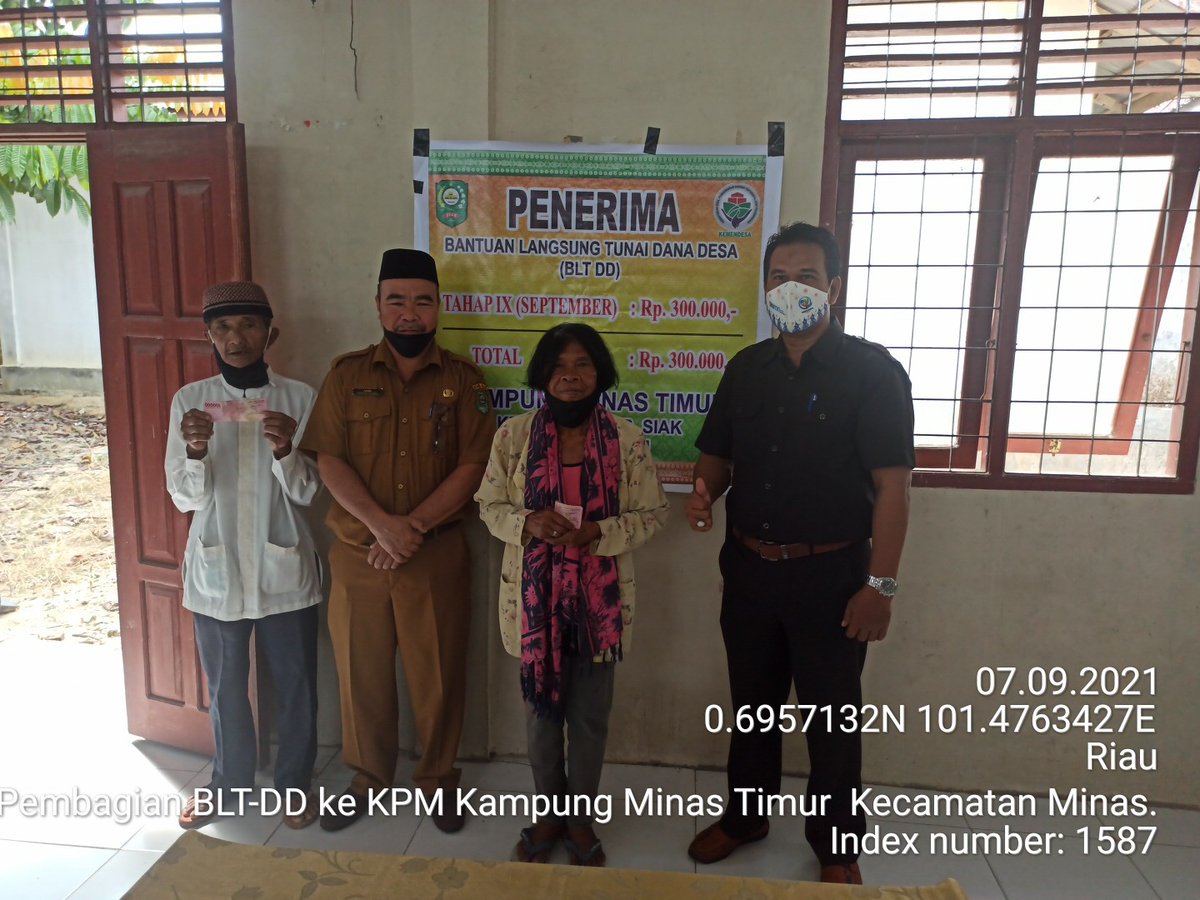 Indra0096's tweet photo. Pembagian BLT-DD di Kampung Minas Timur. @jokowi 
@halimiskandarnu @imansyukri 
@malik_haramain 
@taufikmadjid 
@Brigade01Arwan1 
@yusradaridesa 
@azzameldzikrie 
@ditjenpdp 
@kemendespdtt 
@tppkemendes 
@Pusat_PPMD 
@TPPIRiau14 
@DodiShawana1 
#tppiRiau
#tppiSiak https://t.co/9Fl0VgmJaQ