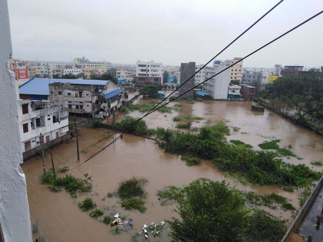 ManaStyleShow's tweet photo. Full 🌧️🌧️🌧️ in #Karimnagar 
Near RTC workshop ...

#INDvENG #telangana #Hyderabad #BiggBossTelugu5 
#ENGvsIND #India #KCR #ktr https://t.co/1WgZYphvU4