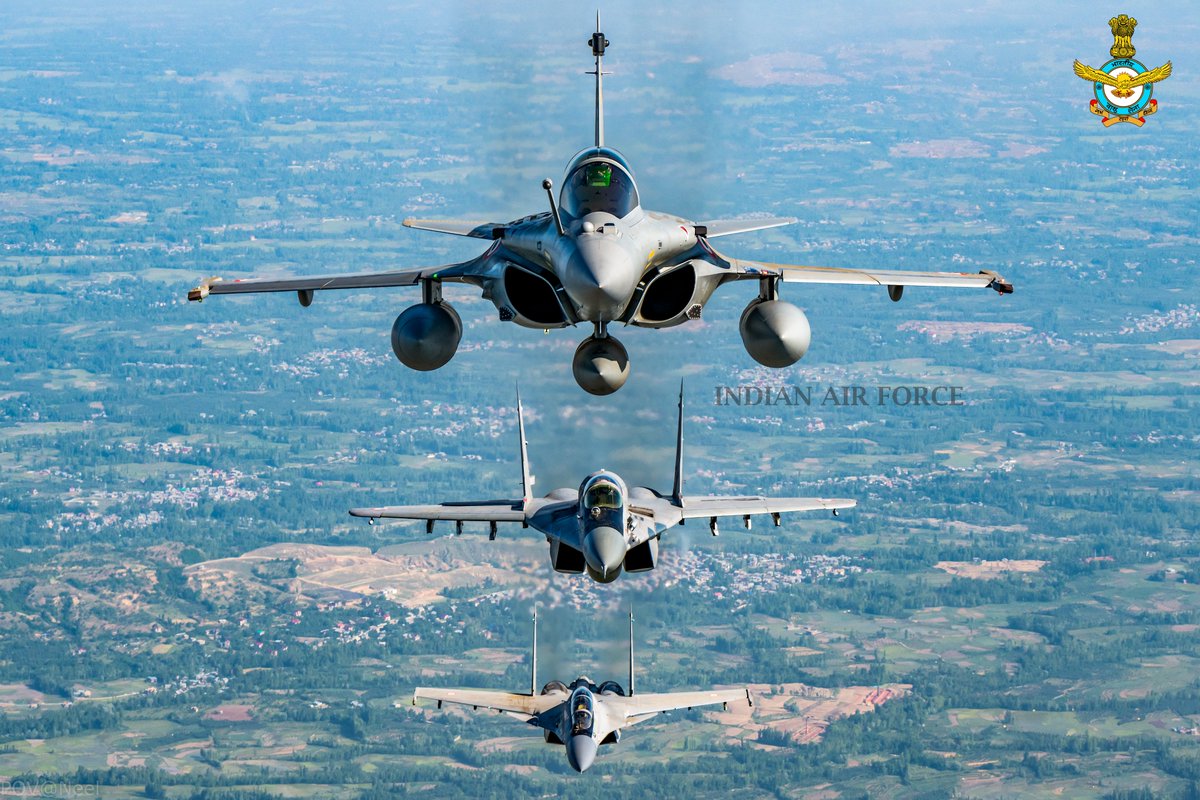 IAF_MCC's tweet image. The Stack Before The Storm

Varying angles, One Goal

📸s by Wg Cdr Indranil Nandi

#HuntingBirds
#Flanker #Fulcrum #Rafale
#AviationPhotography