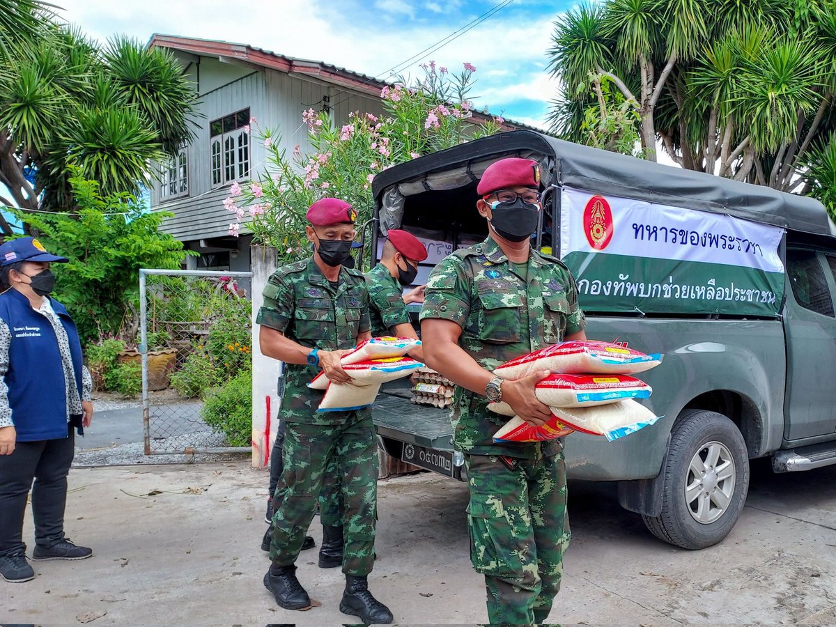 swcom2020's tweet photo. "ทหารเป็นที่พึ่งของประชาชนในทุกโอกาส" 

(รพศ.1 พัน.2) ช่วยเหลือ การขนย้าย ขนส่ง เครื่องอุปโภค จากวัดเมืองใหม่ จ.ลพบุรี เพื่อนำส่งต่อให้กับผู้ที่กักตัวและผู้ที่ติดเชื้อโควิค19 ภายในพื้นที่ ต.ป่าตาล โดยสนับสนุนทั้งกำลังพลเเละรถยนต์ เพื่ออำนวยความสะดวกให้กับประชาชน 

#กองทัพบก https://t.co/QZJesozOgx