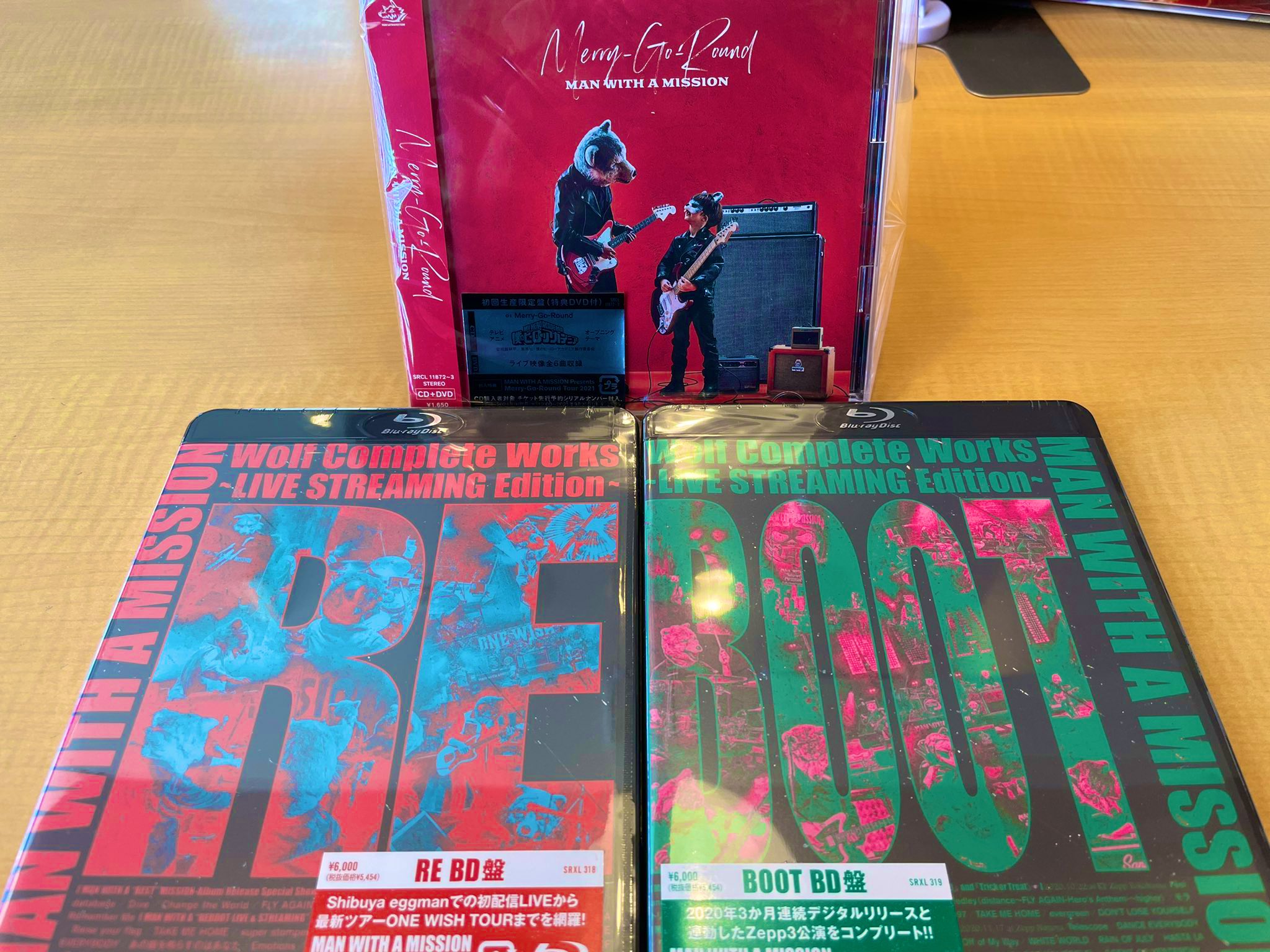 Man With A Mission 本日ハフラ ットゲット出来ル日ザマス 俺モタイミングデ覗キニ行コw ソシテdvdハ2枚並ベル仕様ノデザイントナッテオリマス 大事ナ事ナノデモウ一度言イマス Dvdハ2枚並ベル仕様デス Z W 宜シクドーゾ Mwam