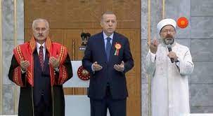 Diyanet Başkanı Ali Erbaş anayasal suç işliyor. Erbaş, adli yıla ilişkin eleştirilere, “İnanç insan ile Allah arasında olsun, siyasete yansımasın, adalete, yargıya yansımasın diye ortalığı ayağa kaldırıyorlar” diye yanıt vermiş. Tam da öyle Ali bey. Laiklik ve medeniyet bu demek.