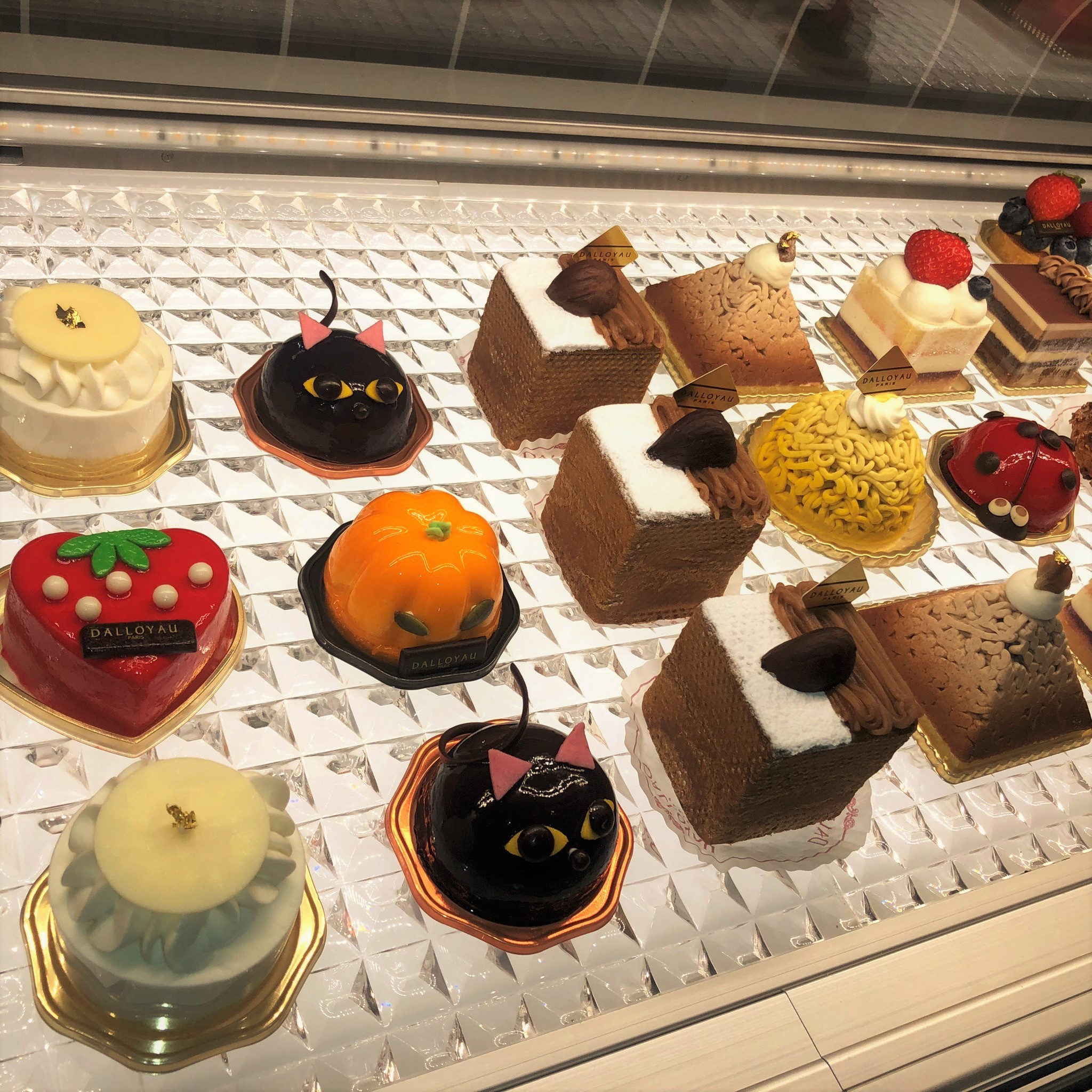 ダロワイヨジャポン公式 ホラグチカヨさんとのコラボ商品が当たる リツイートキャンペーン実施中 ケーキビュッフェ 自由が丘本店と渋谷東急本店で ケーキビュッフェ実施中 ケーキ食べ放題にドリンク お土産付きです ご予約限定 詳しくは店舗