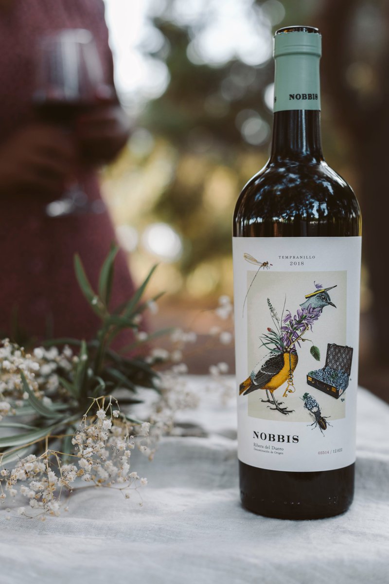 bodegas3piedras's tweet photo. La Libélula, que vuela de aquí para allá.
El pájaro (oropéndola), asegurando que todo llegue en tiempo y forma.
El escarabajo, ligado a la tierra. El que lo conoce todo sobre ella.
#NOBBIS
https://t.co/ukqcfa1TpQ https://t.co/IobmA7m51Y
