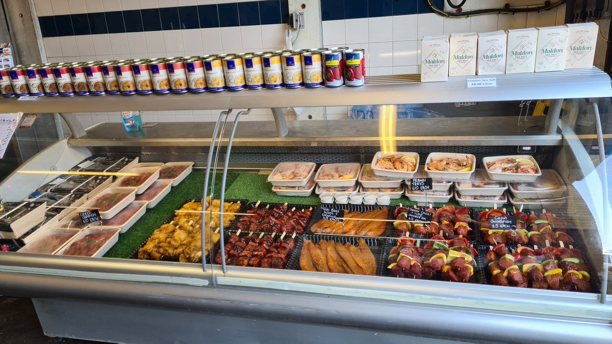 What an absolutely stunning day it is on the south coast 😎☀️🐟🦐 come and get the freshest fish and seafood money can buy! Our beautiful marinated skewers are just perfect for a BBQ in this gorgeous weather 😍🐠🦀⛵ #portsmouthfishmarket #seafood #viviers #sunsoutbunsout