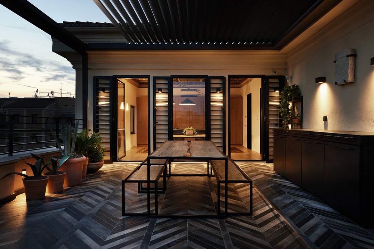 Our #IQ #LouvreRoof can be specified as retractable, making it a popular choice for a wide range of outdoor spaces. This #balcony space uses the roof to create an #outdoorspace that can be used all year round.

Follow the link for more information >>> iqoutdoorliving.co.uk/iq-louvre-roof/