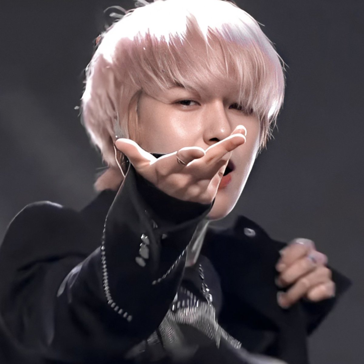 pink haired emo renjun