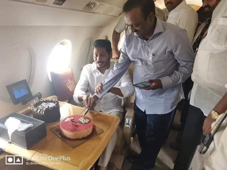 JaiTDP's tweet photo. వైసీపీ నాయకులు,గాల్లో తప్ప కిందకు దిగటం లేదు.పుట్టిన రోజు వేడుకల దగ్గర నుంచి,విదేశాల వరకు, కోట్లు ఖర్చుపెట్టి, స్పెషల్ ఫ్లైట్ లలో జల్సాలు చేస్తున్నారు. తాజాగా హవాలా డబ్బుతో, రూ.5 కోట్లు పెట్టి స్పెషల్ ఫ్లైట్ లో రష్యాలో సేద తీరటానికి బాలినేని వెళ్లారు
#HawalaKingBalineni
 (1/2) https://t.co/pw20ocVjGR