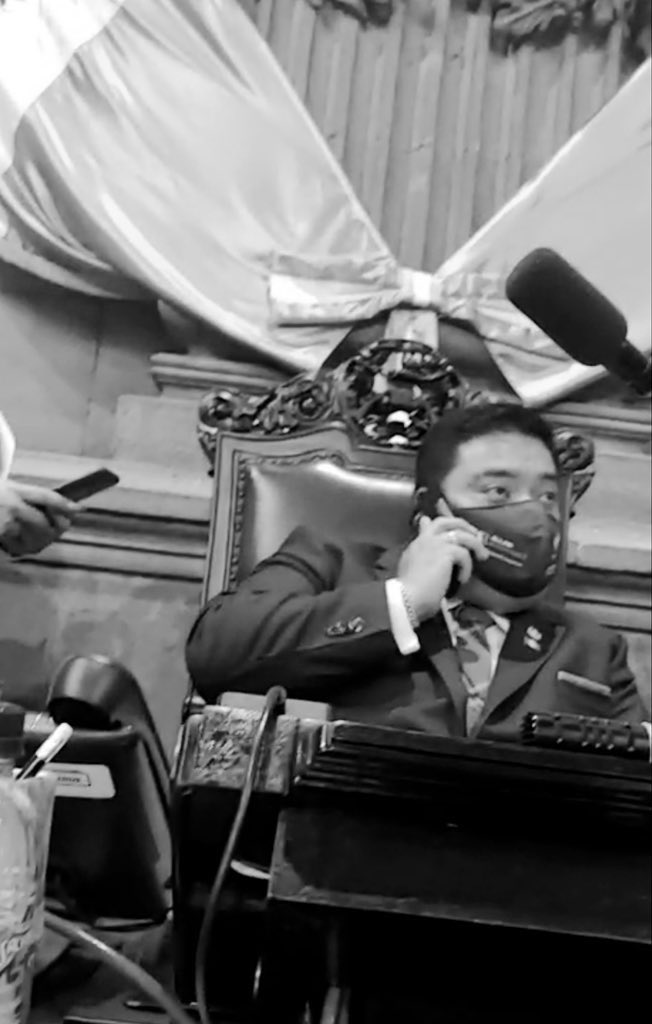 Cero dignidad, a como de lugar queriendo saquear más al país! Fue repugnante estar en el “live” y ver cómo nos “huevean” en la cara… vergüenza este presidente del congreso… #NoAlEstadoDeCalamidad