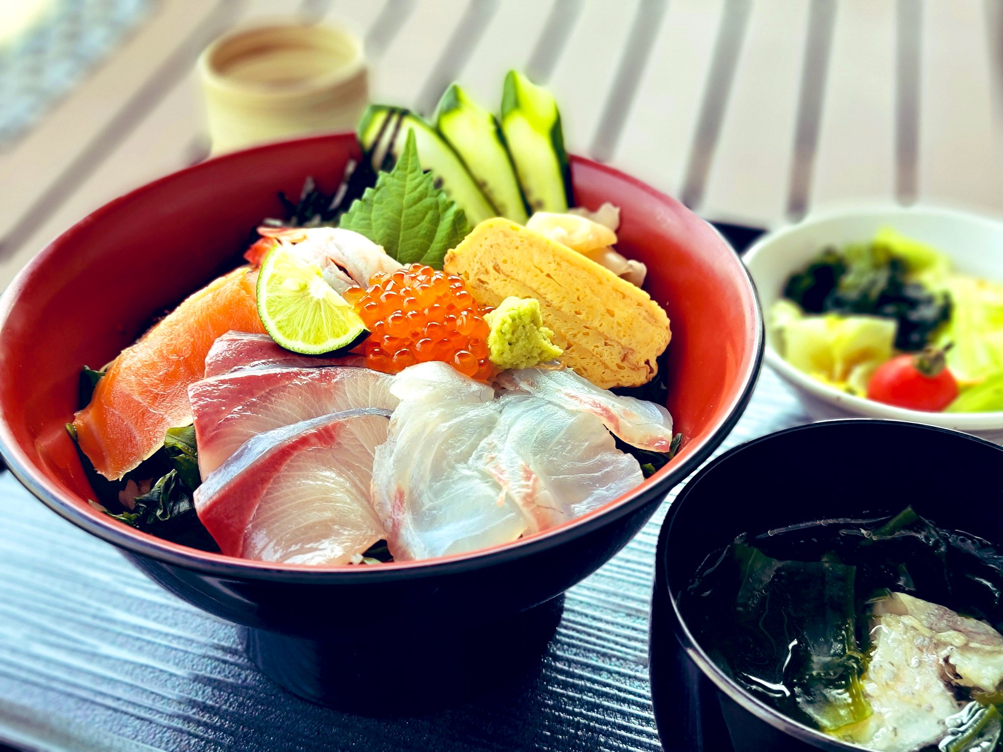 Otsukamuseum ランチにいかがですか うずしお海鮮丼 潮汁 サラダ 香の物 お茶付き 1 500円 地下2階カフェ ド ジヴェルニー うずしお海鮮丼 海鮮丼 新鮮 鳴門の鯛 わかめ すだち 潮汁 海の幸 おすすめメニュー 大塚国際美術館