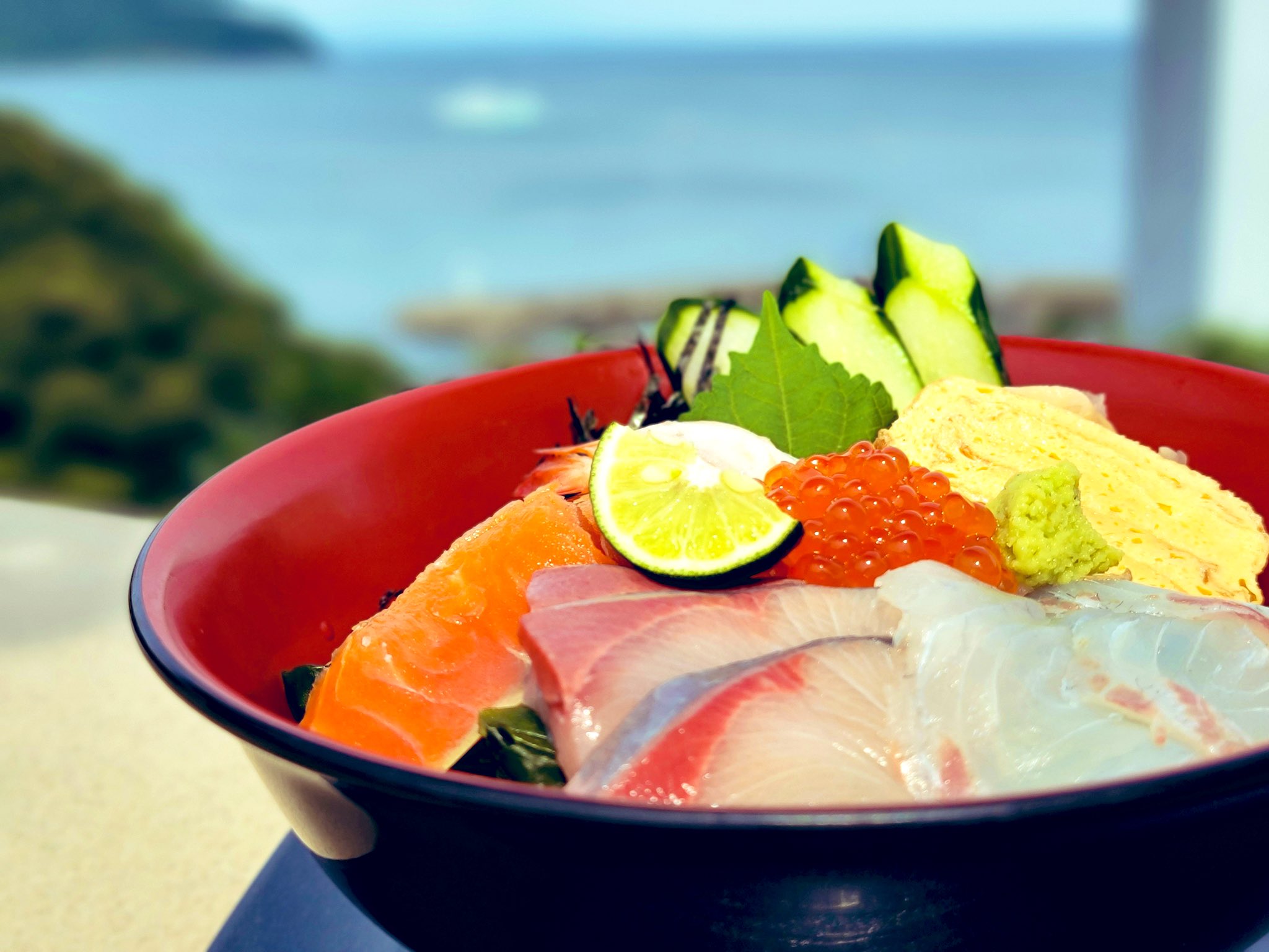 Otsukamuseum ランチにいかがですか うずしお海鮮丼 潮汁 サラダ 香の物 お茶付き 1 500円 地下2階カフェ ド ジヴェルニー うずしお海鮮丼 海鮮丼 新鮮 鳴門の鯛 わかめ すだち 潮汁 海の幸 おすすめメニュー 大塚国際美術館