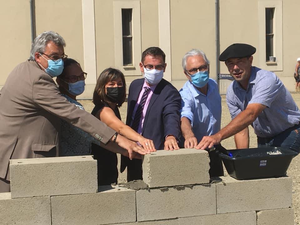 Plaimont, pose de la première pierre du nouveau chai expérimental et pédagogique éco-durable. Très beau projet bravo <a href="/JoelBoueilh/">Joël Boueilh</a> @mpetit32 <a href="/CaroleDelga/">Carole Delga</a> @LeGers32