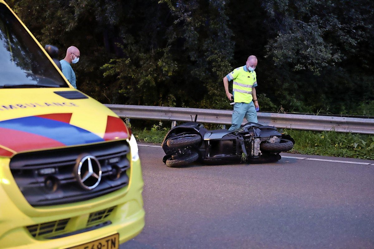 Motorrijder ten val bij zeer ernstig ongeluk in Vijfhuizen, hulpdiensten bieden ondersteuning