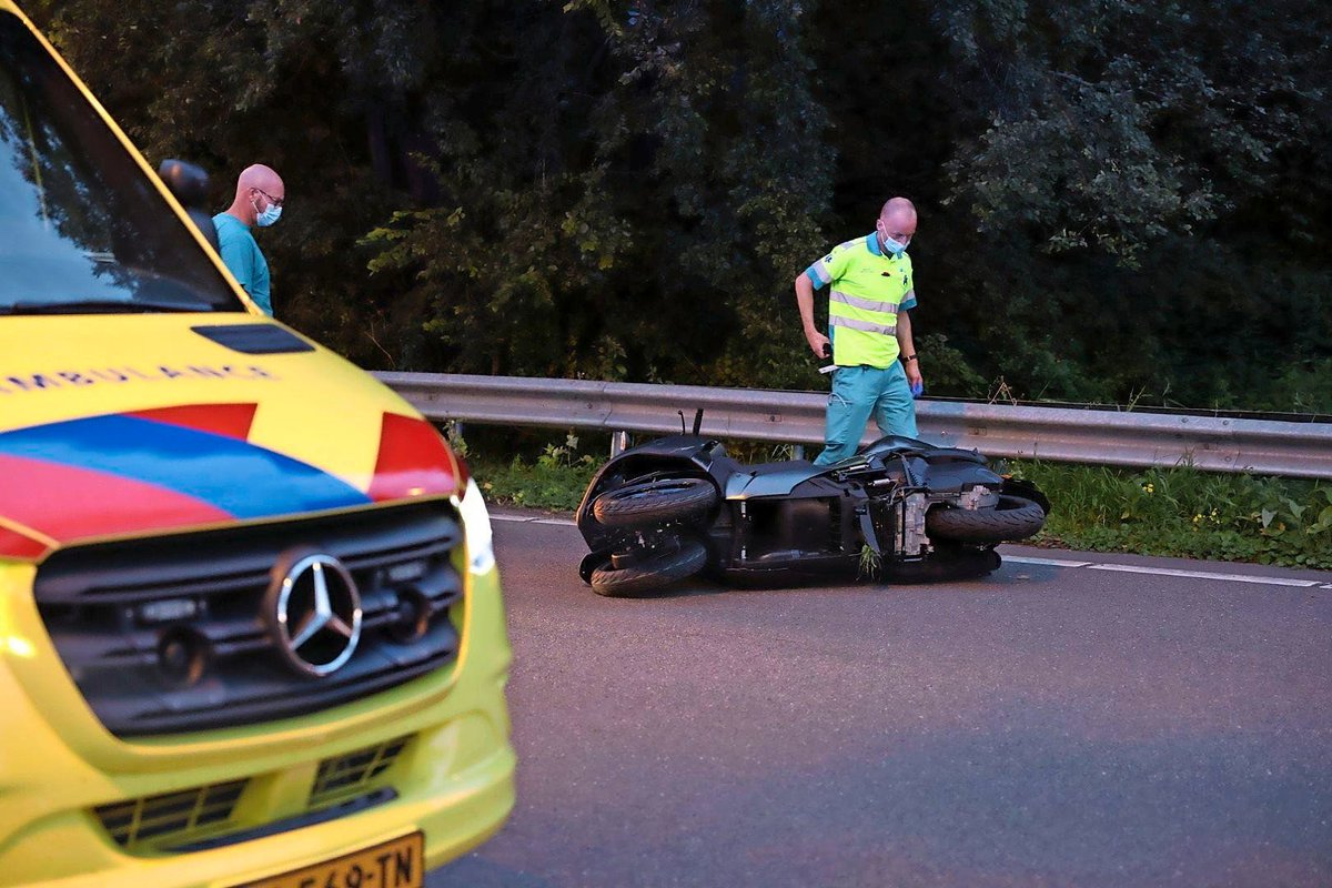 Motorrijder ten val bij zeer ernstig ongeluk in Vijfhuizen, hulpdiensten bieden ondersteuning