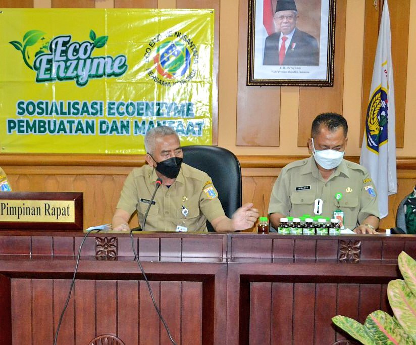 Pemerintah Kota Jakarta Selatan akan memulai gerakan membuat Eco Enzyme serentak, di 65 kelurahan dan 10 kecamatan. Hal tersebut disampaikan oleh Plt Wali Kota Jaksel, Isnawa Adji saat memimpin rapat audiensi "Pengurangan Sampah di Sumber Melalui Eco Enzyme", Selasa (7/9).