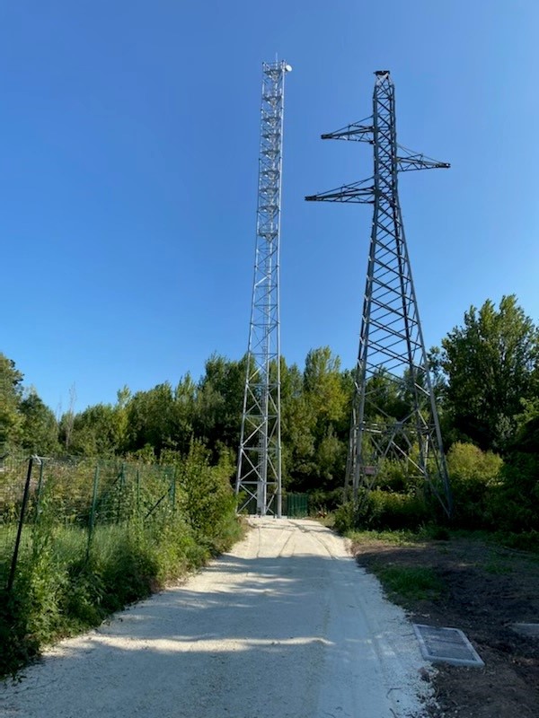 Arteria poursuit son aménagement du territoire !
A Floirac, levage d'un pylône hertzien qui sera mis à disposition des 4 opérateurs télécoms ! 
#mutualisation #Amenagementnumerique #PointHaut #FH