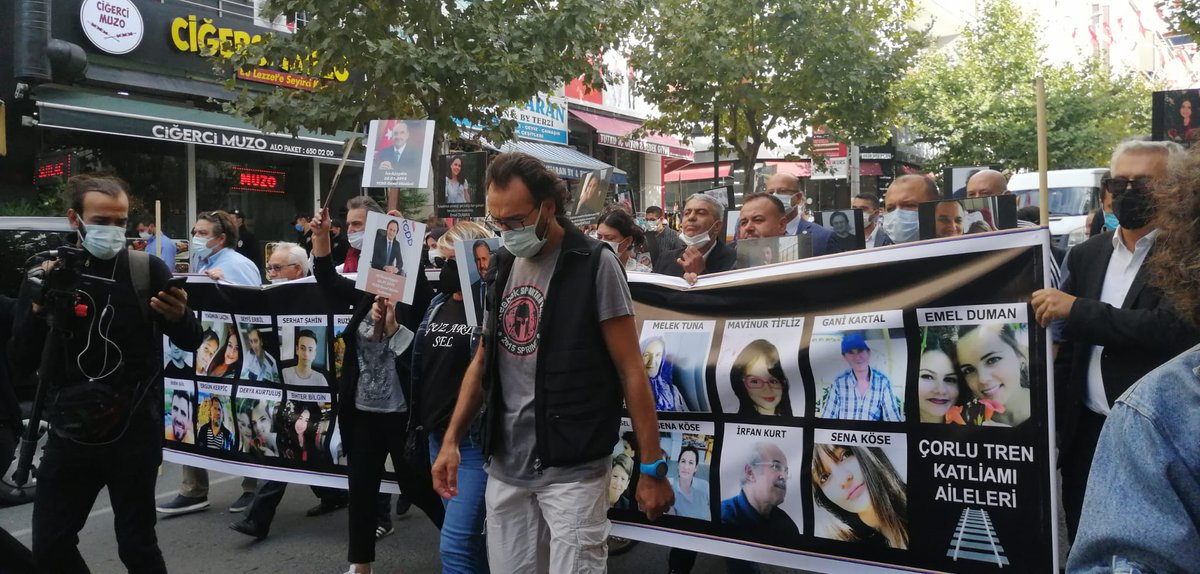 Çorlu Davası'nın 8. duruşması öncesi aileler, avukatlar, siyasi partilerin temsilcileri, yurttaşlar davanın görüleceği Çorlu Halk Eğitim Merkezi'ne yürüyüş gerçekleştiriyor. #YETER #CorluTrenKatliamı