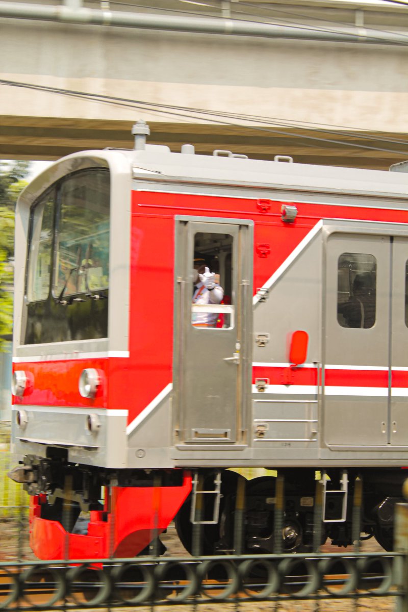 Menyapa dalam kabin 👮‍♂
IF: Uji Coba New Livery JR205-19+28
#krl #krlcommuterline #jr205 #jr205series #indonesiarailways #indonesiarailwayspicture #fotosepur #japanrailways #kai121