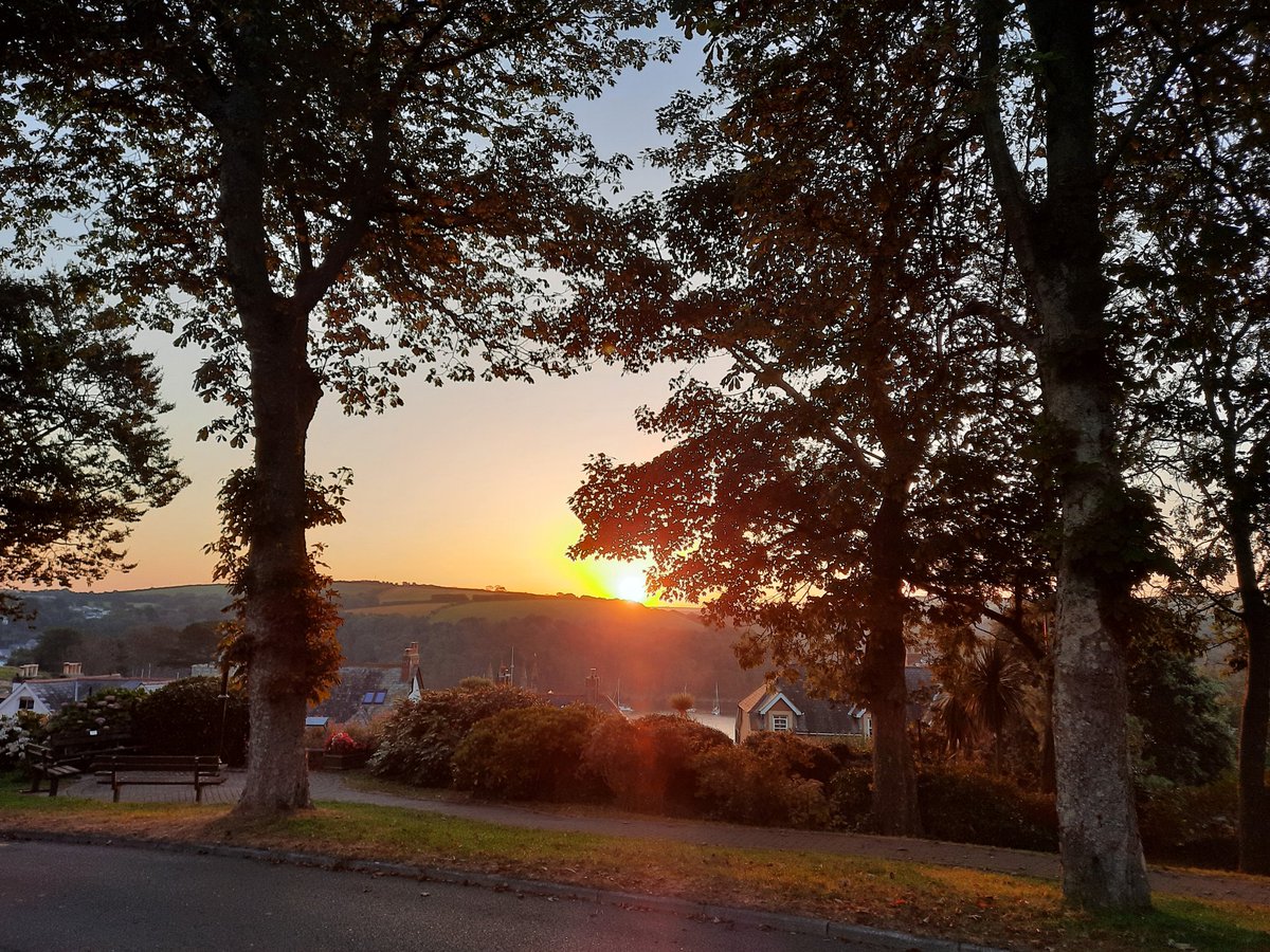 Tamsin Thomas (Harris) (@tamsinharris21) on Twitter photo The early walker catches the #sunrise Stunning views on my #DogWalkingDuties around <a href="/LoveFowey/">Love Fowey</a> this morning. #lovewhereyoulive #Cornwall The early walker catches the #sunrise Stunning views on my #DogWalkingDuties around <a href="/LoveFowey/">Love Fowey</a> this morning. #lovewhereyoulive #Cornwall
